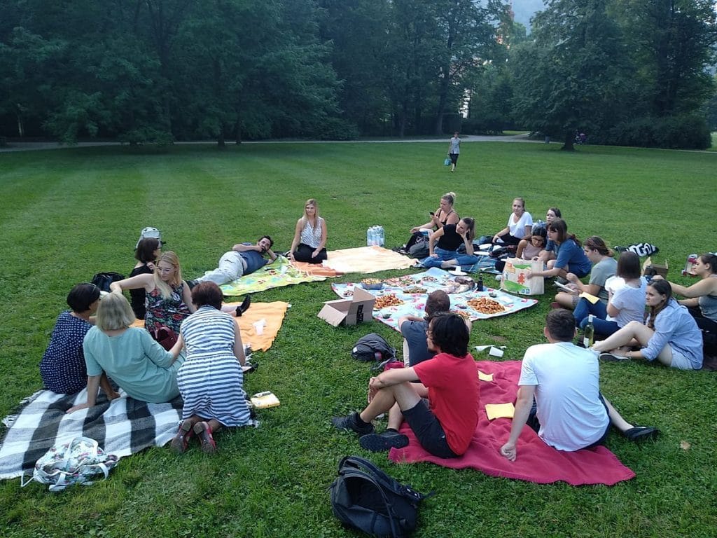 1200px-Heohistologisches_Picknick_im_Schloss_Eggenberg