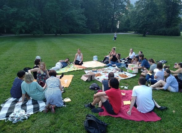 1200px-Heohistologisches_Picknick_im_Schloss_Eggenberg