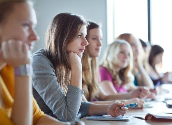 öğrenciler sınıf ders çalışmak dinlemek